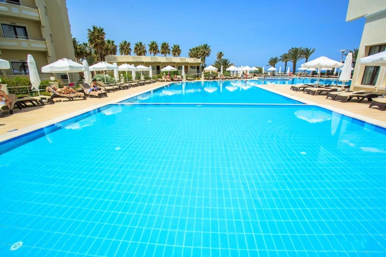 קיירניה Vuni Palace Premium Hotel & Spa & Casino Beachfront Location ! מראה חיצוני תמונה