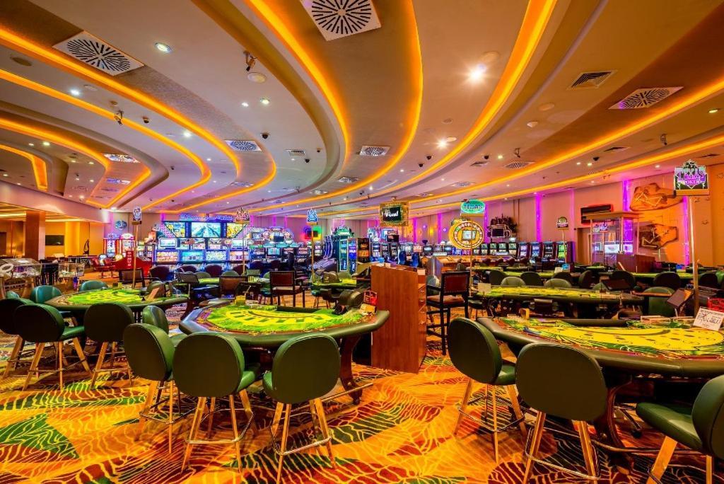 קיירניה Vuni Palace Premium Hotel & Spa & Casino Beachfront Location ! מראה חיצוני תמונה